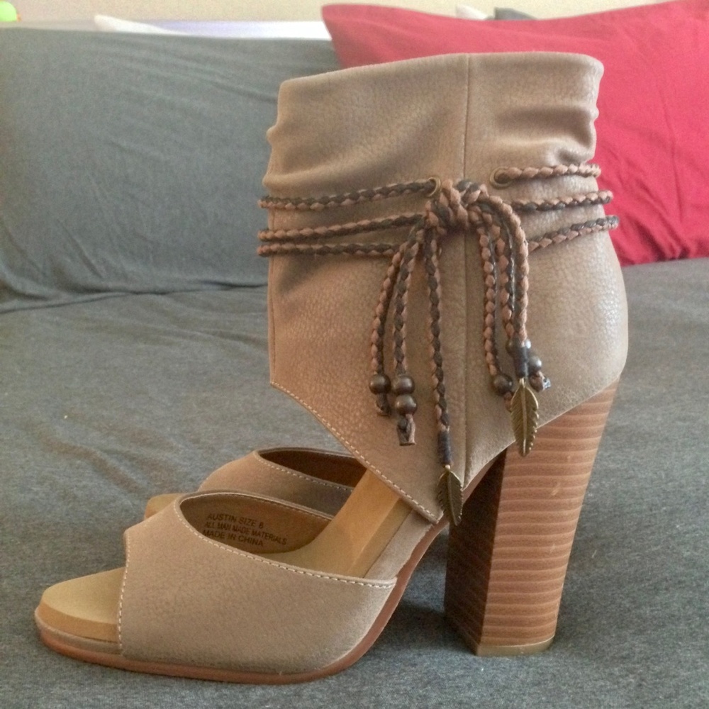 Bootie Heals - Picture 2 of 5